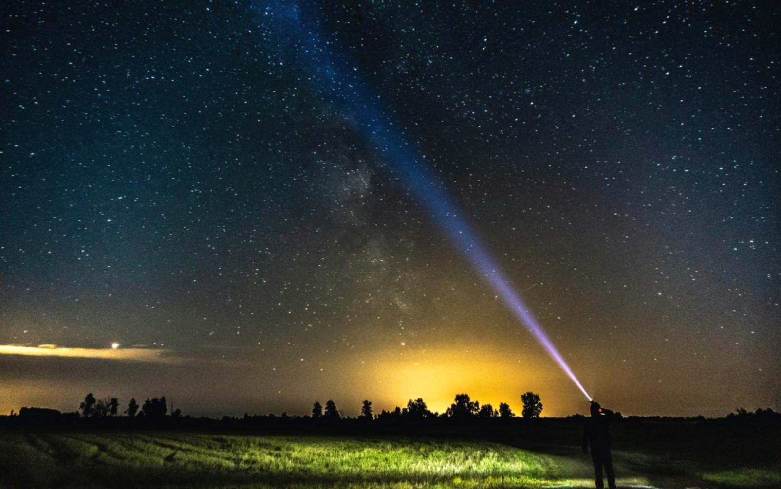 Przestrzeń do nauki astrologii z mapami nieba i notatkami